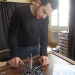 M.Ciotta travaillant sur un vitrail.