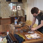 Michel Ciotta travaillant sur des vitraux